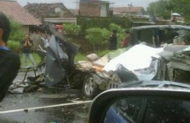 Kecelakaan Truk & Honda CRV di Km 9 Tol Cikunir Arah Cikampek